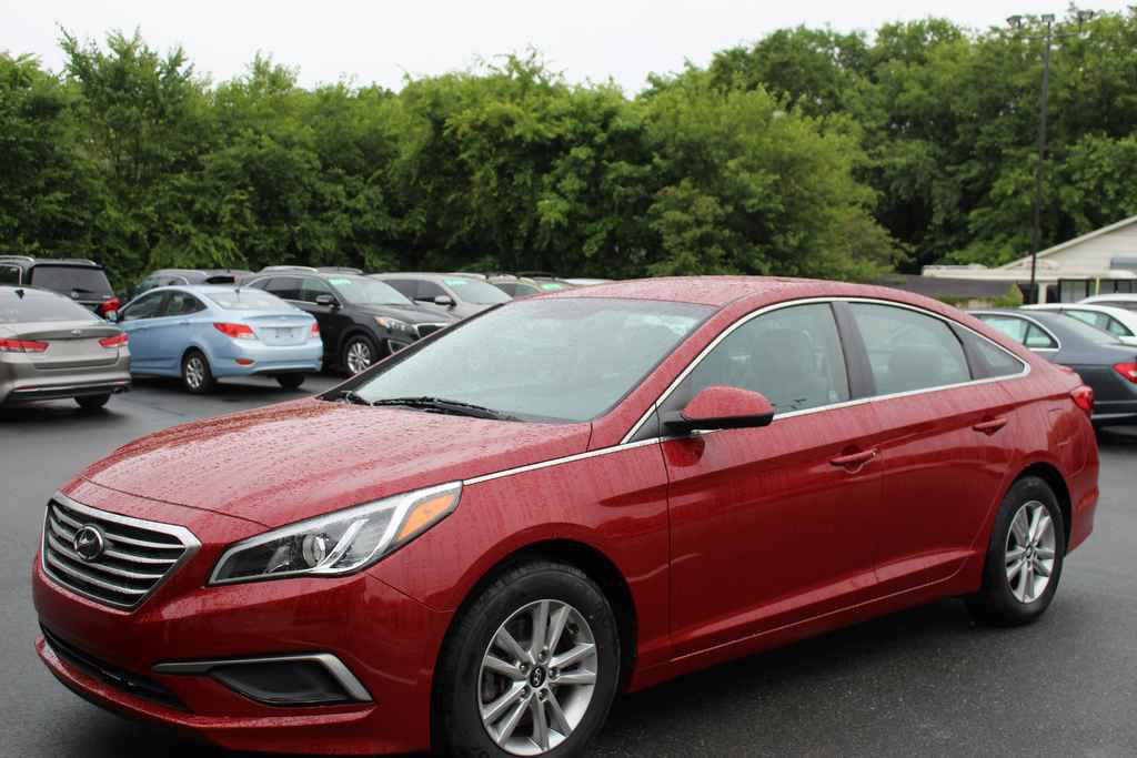 Used 2017 Hyundai Sonata SE image 1