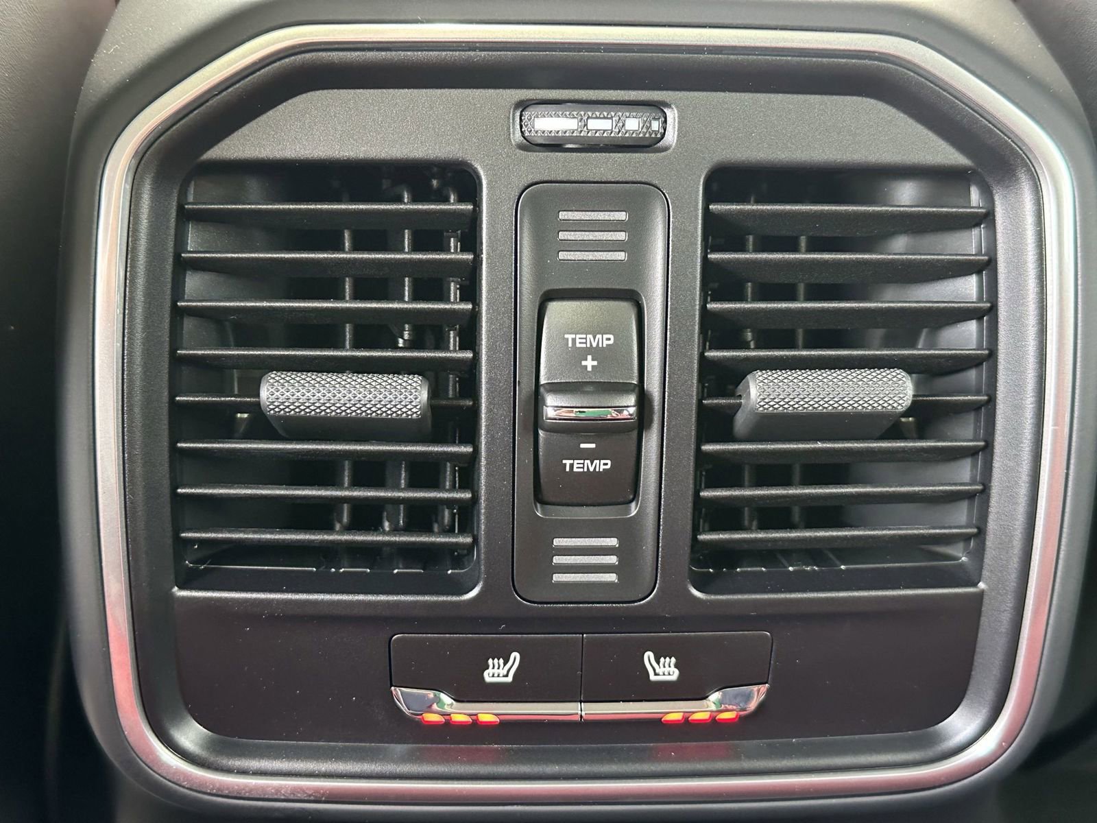 Certified 2025 Porsche Macan AWD/4WD image 15