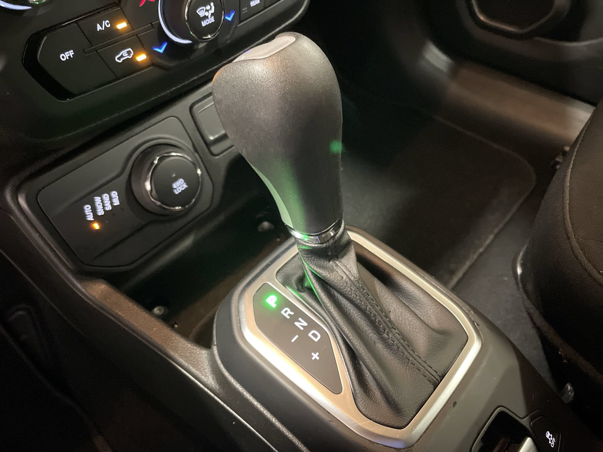 Used 2023 Jeep Renegade Latitude AWD/4WD image 29