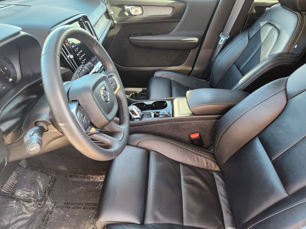 Used 2023 Volvo XC40 B5 Plus w/ Climate Package image 3
