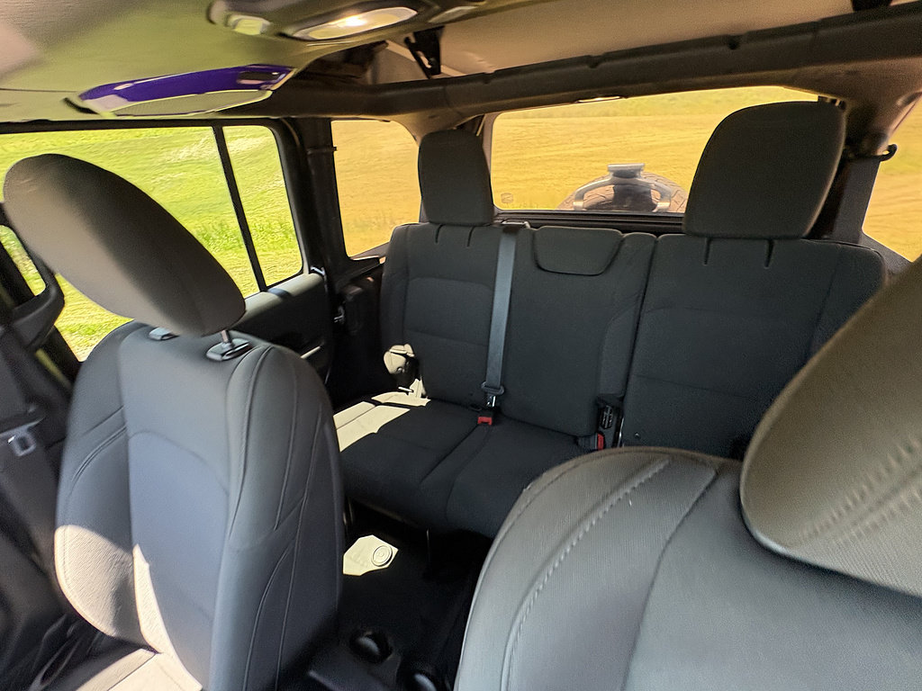 Used 2018 Jeep Wrangler Unlimited Sport S AWD/4WD image 32