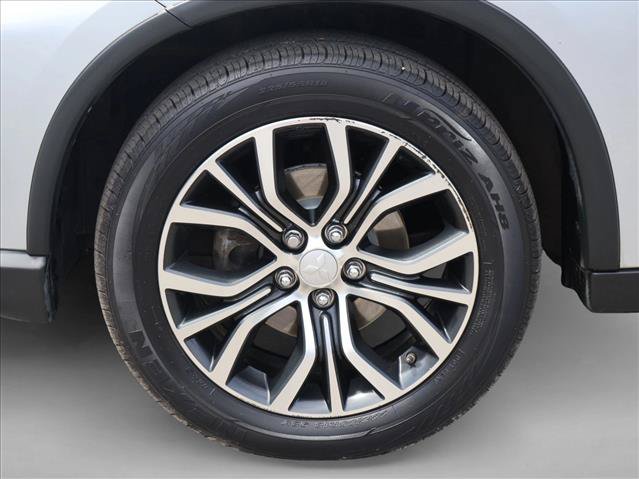 Used 2016 Mitsubishi Outlander SE AWD/4WD image 25