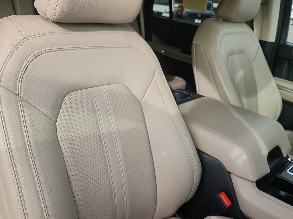 Used 2024 Ford Expedition Limited image 19