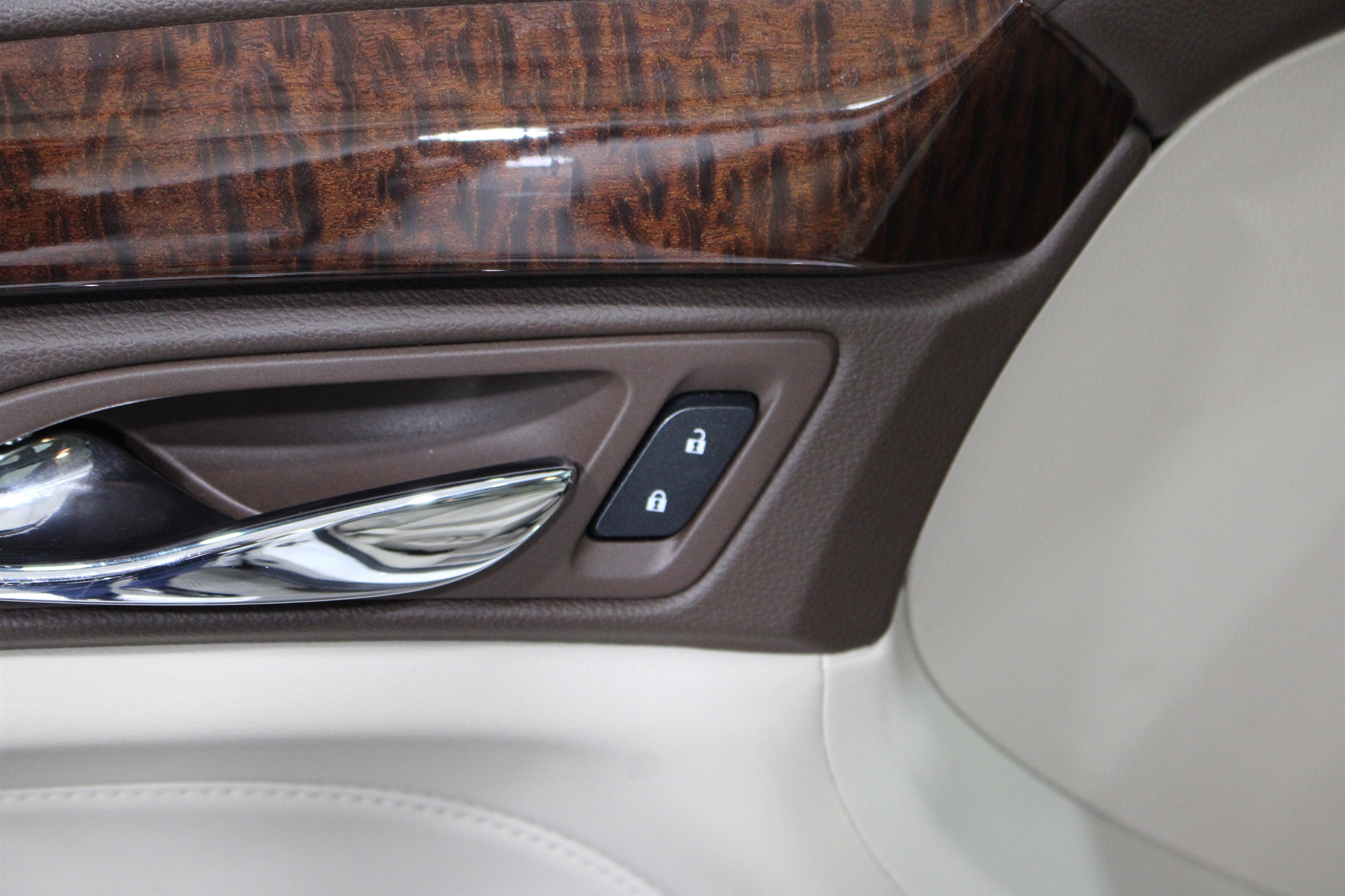 Used 2016 Cadillac SRX Premium w/ LPO, Protection Package image 9