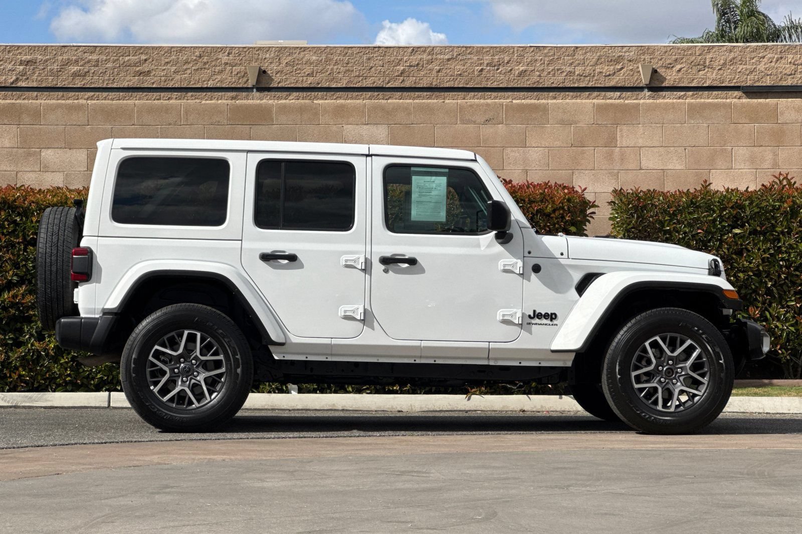 Used 2025 Jeep Wrangler Unlimited Sahara AWD/4WD image 3
