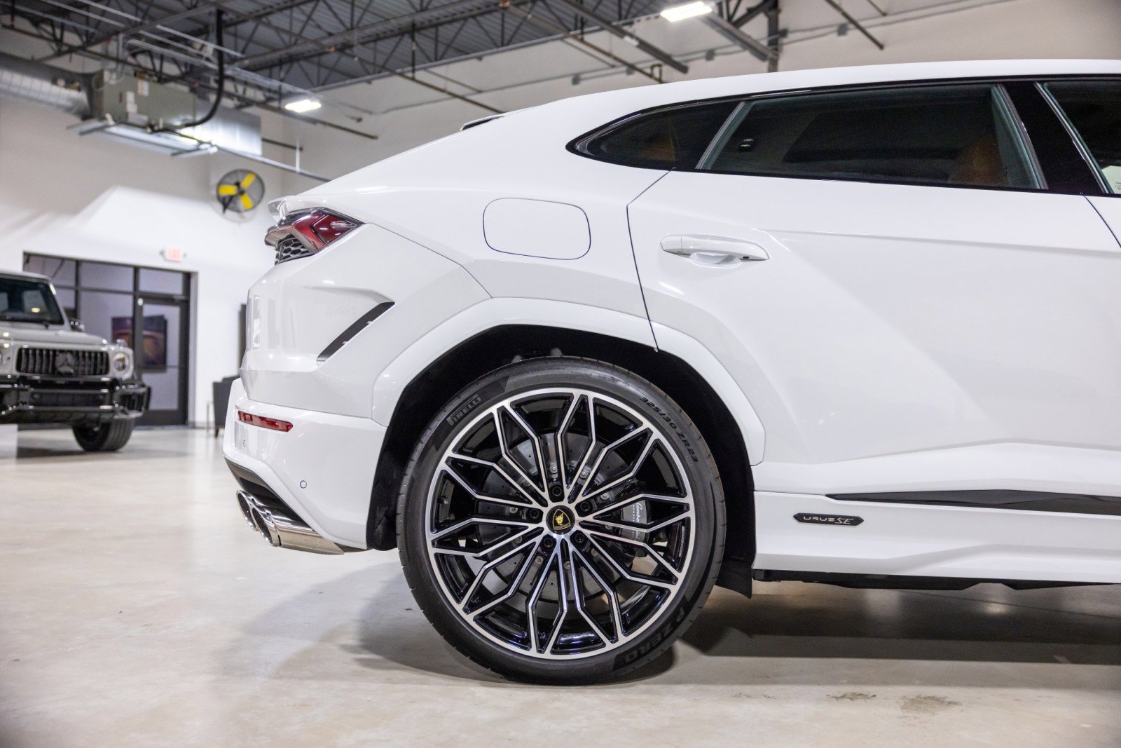 Used 2025 Lamborghini Urus SE image 25