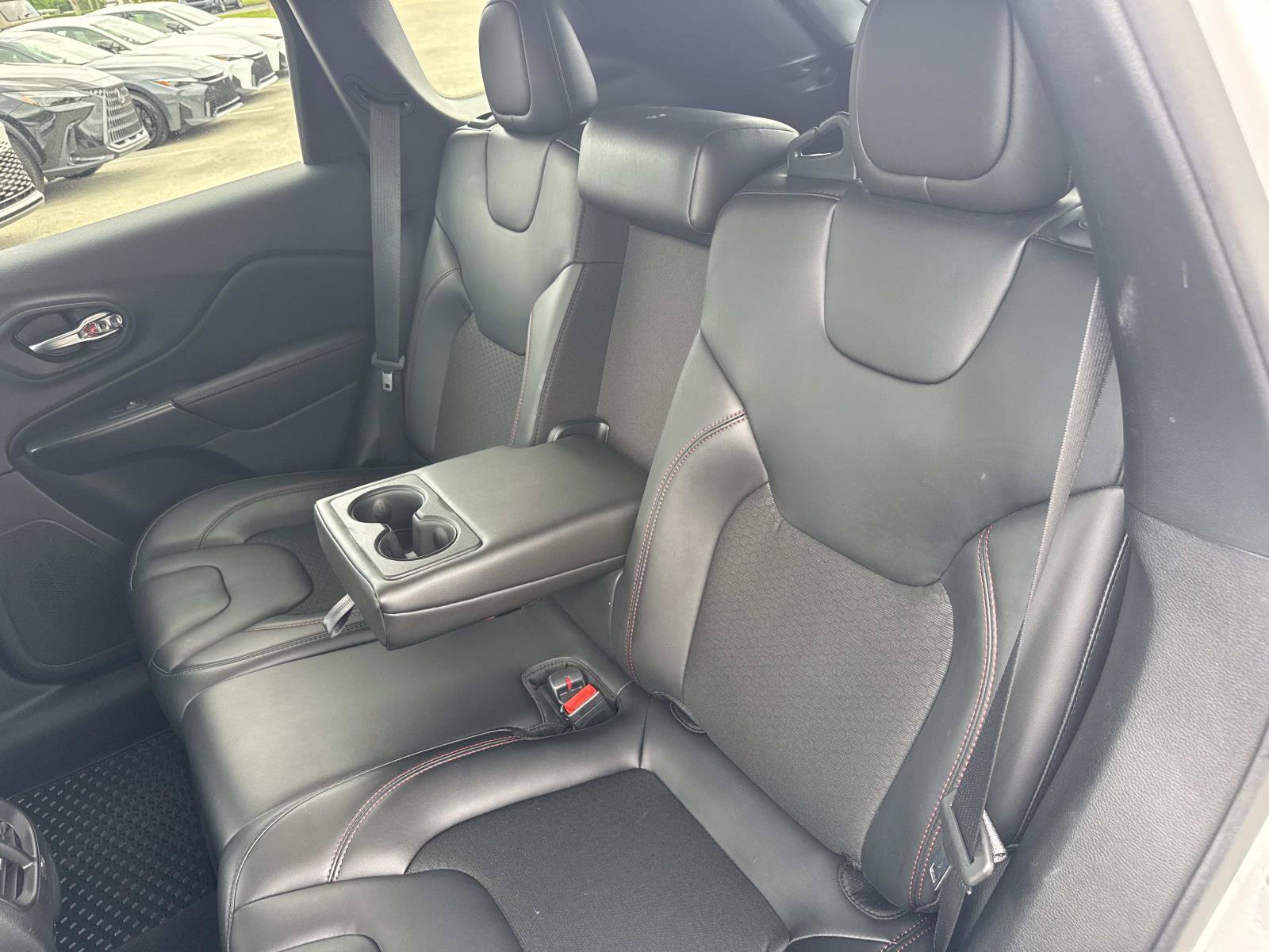 Used 2020 Jeep Cherokee Trailhawk AWD/4WD image 13