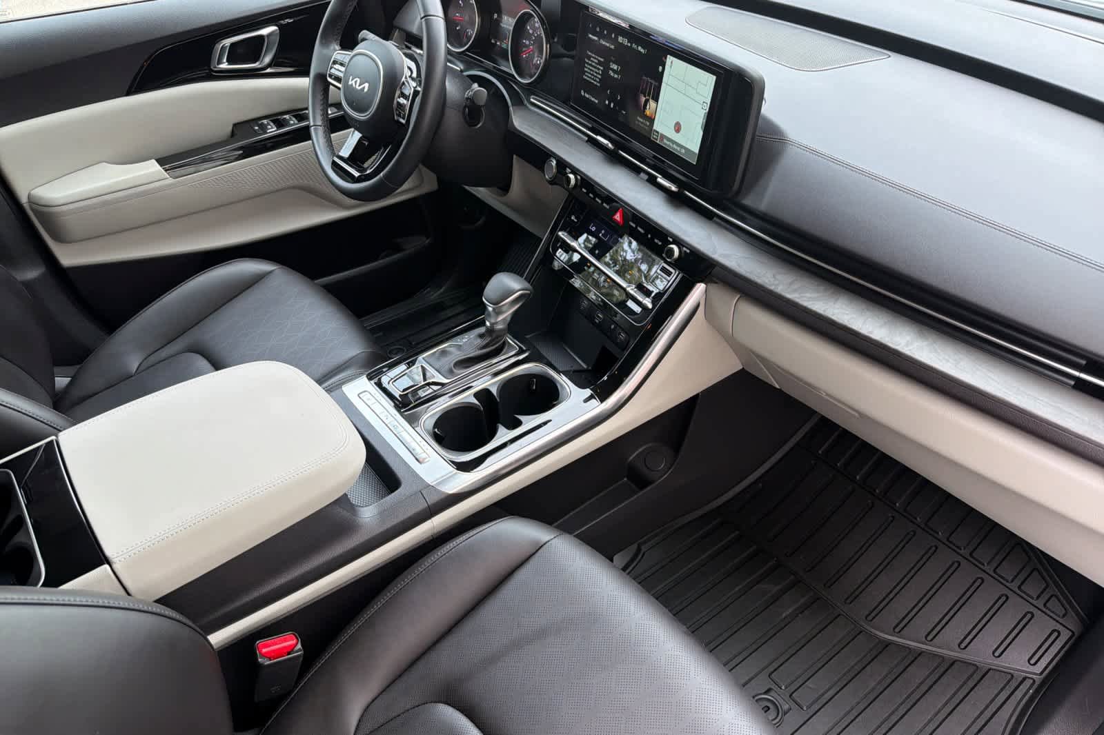 Used 2024 Kia Carnival EX FWD image 18