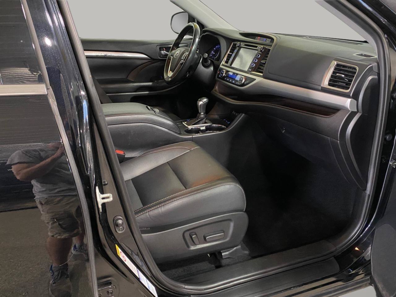 Used 2019 Toyota Highlander XLE AWD/4WD image 33