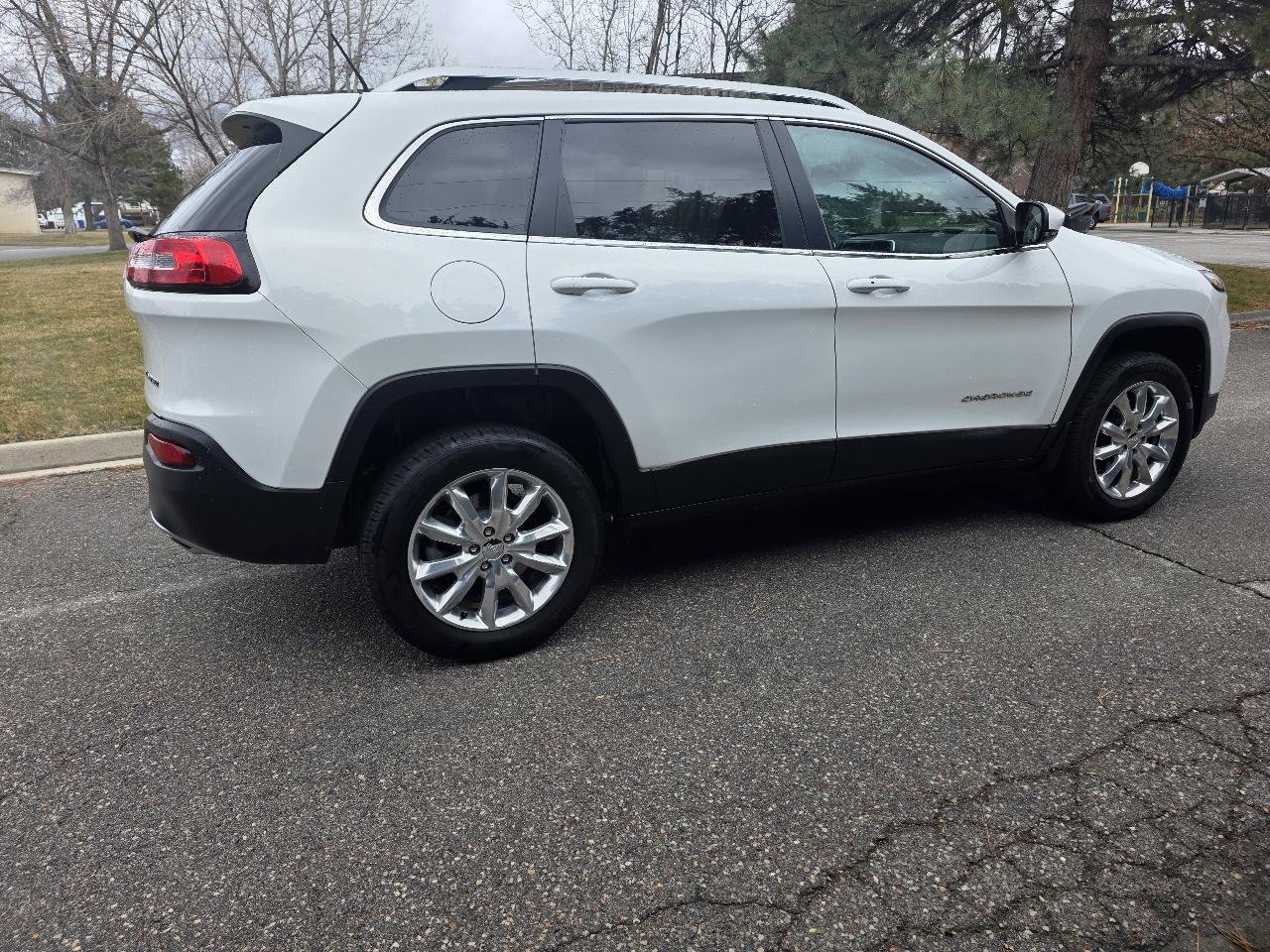 Used 2016 Jeep Cherokee Limited AWD/4WD image 4