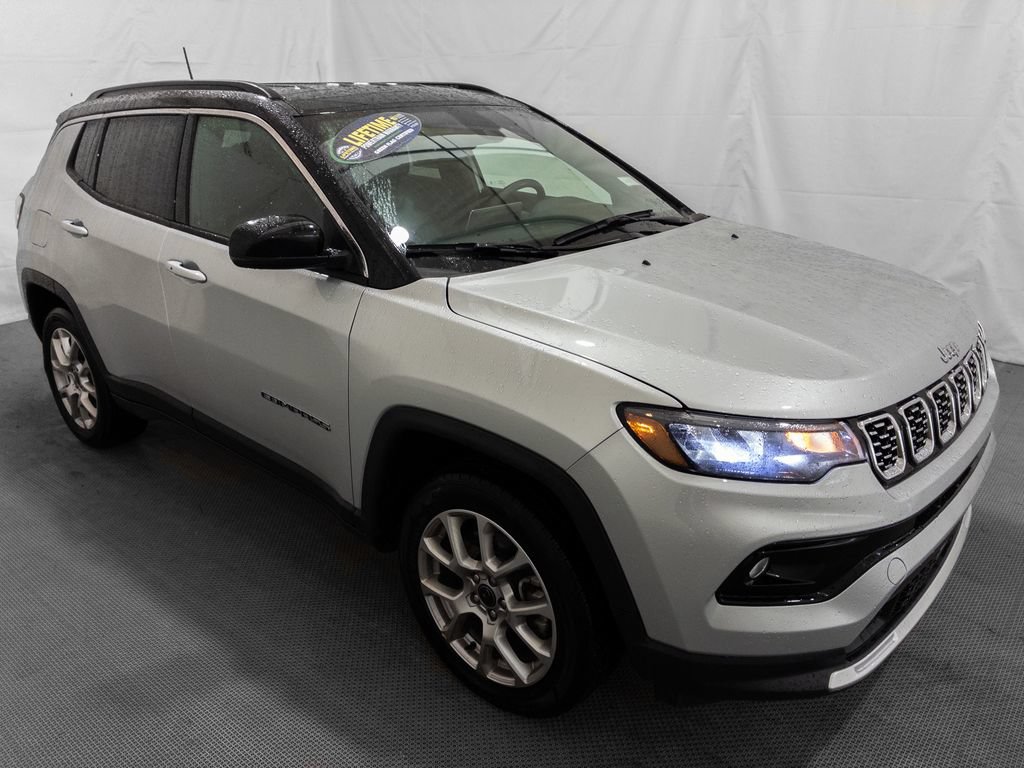 Used 2025 Jeep Compass Limited AWD/4WD image 10