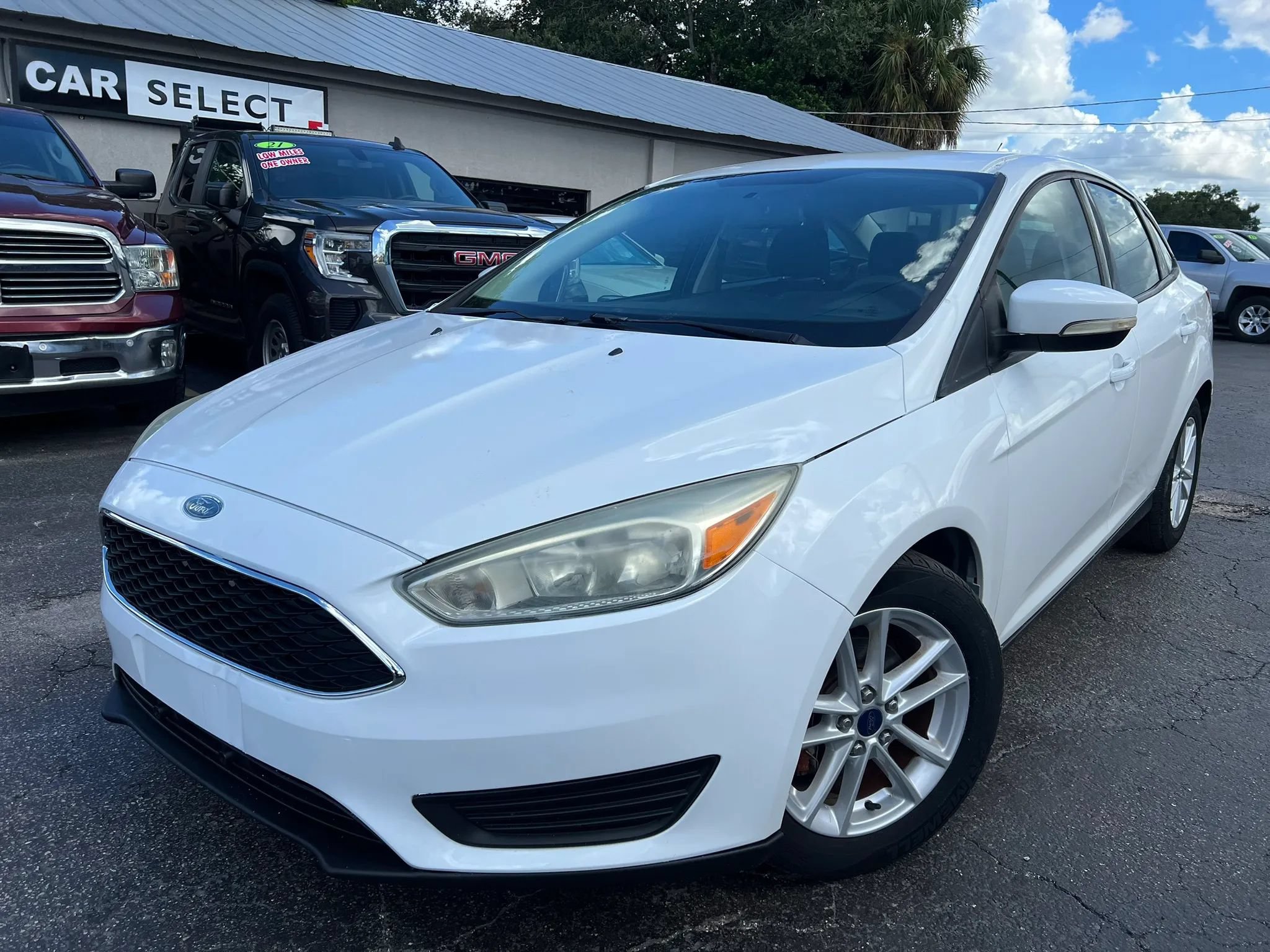 Used 2015 Ford Focus SE FWD image 1