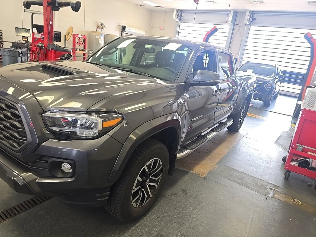 Used 2022 Toyota Tacoma TRD Sport w/ Technology Package AWD/4WD image 2
