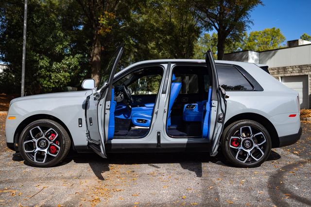 Used 2022 Rolls-Royce Cullinan Black Badge image 2