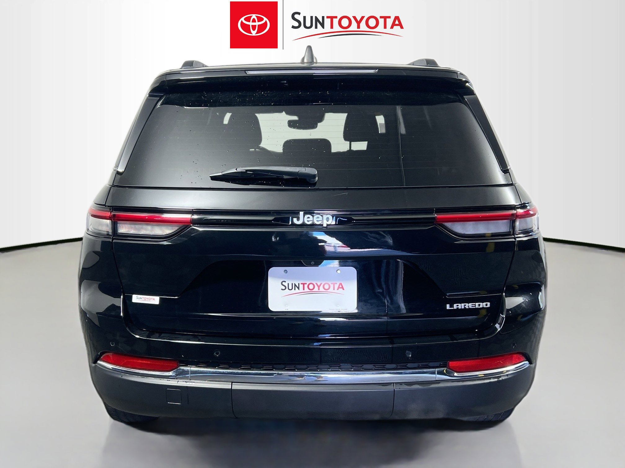 Used 2024 Jeep Grand Cherokee Laredo w/ Trailer Tow Package image 5
