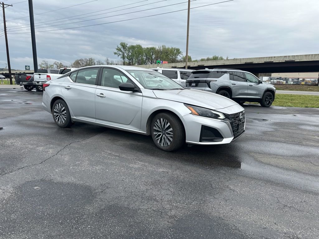 Used 2024 Nissan Altima 2.5 SV FWD image 2
