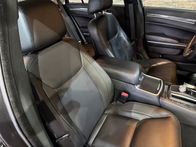 Used 2021 Chrysler 300 Touring L RWD image 2