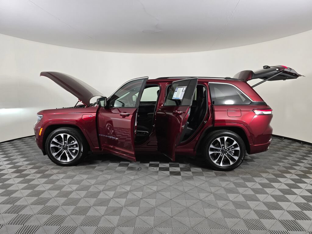 Used 2023 Jeep Grand Cherokee Overland w/ Luxury Tech Group IV AWD/4WD image 16