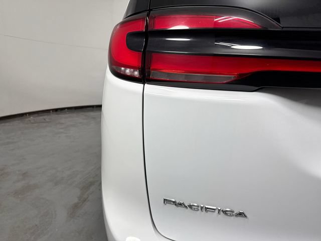 Used 2023 Chrysler Pacifica Touring-L FWD image 30