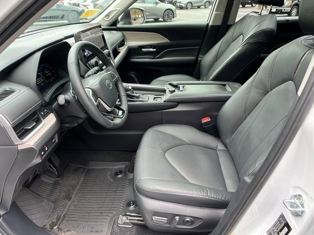 Used 2025 Toyota Grand Highlander AWD image 9