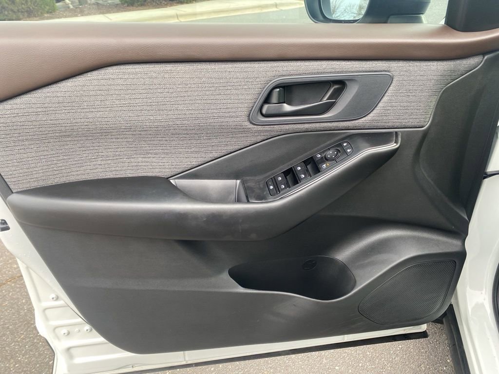 Used 2023 Nissan Rogue S image 10