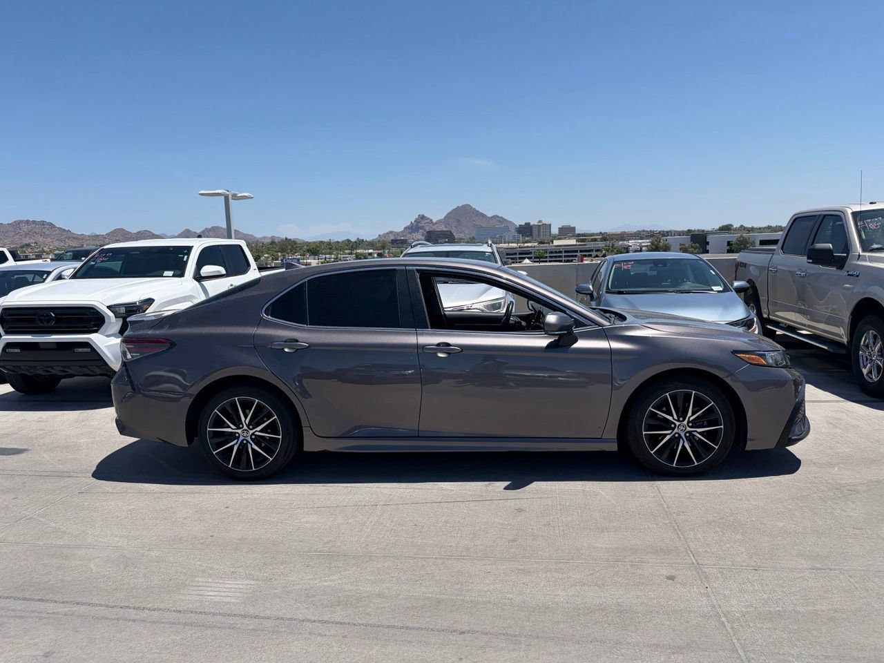 Used 2024 Toyota Camry SE FWD image 3