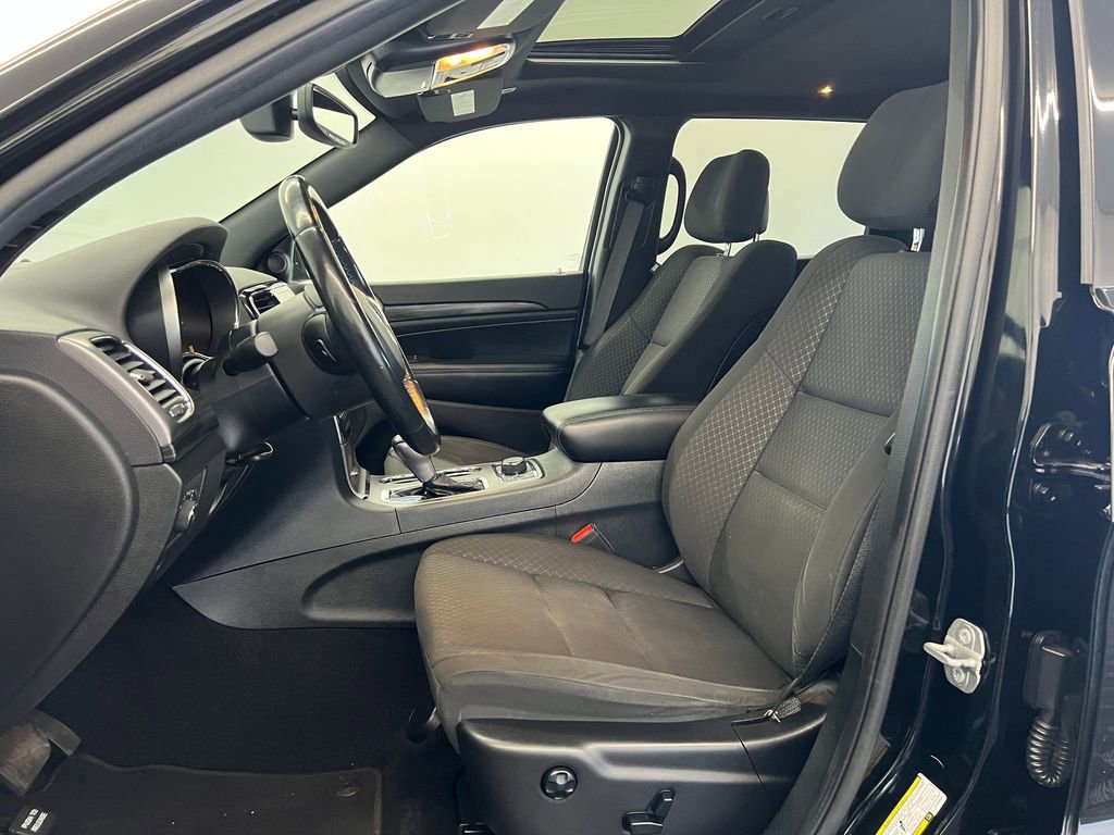 Used 2020 Jeep Grand Cherokee Laredo image 4