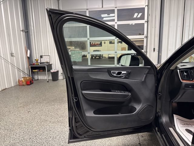 Used 2023 Volvo XC60 B5 Plus AWD/4WD image 7