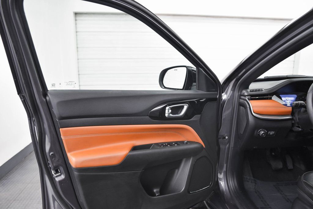 Used 2024 Jeep Compass Limited image 9