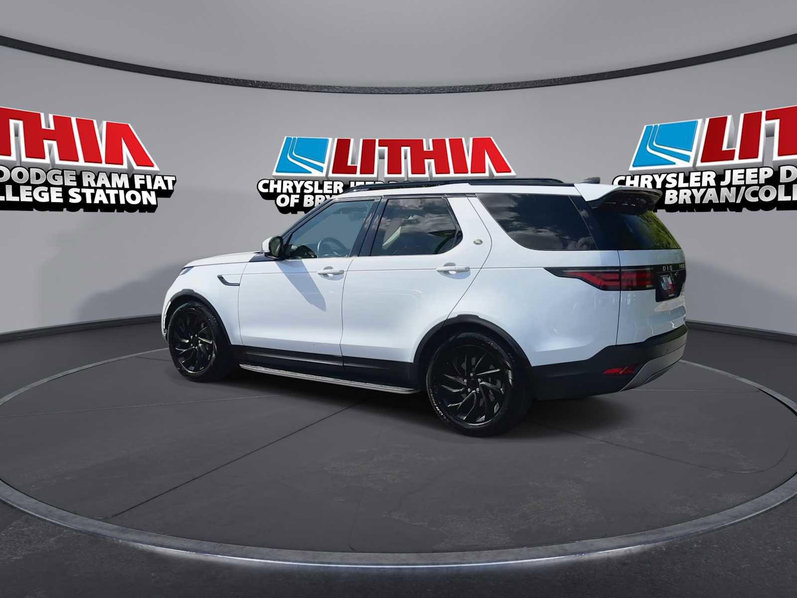 Used 2023 Land Rover Discovery S image 6