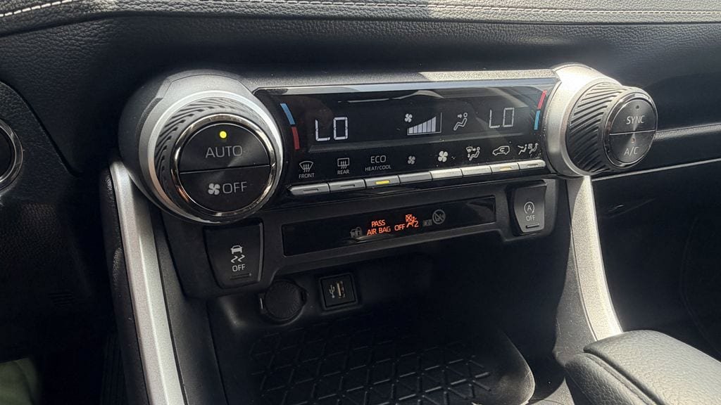 Used 2025 Toyota RAV4 XLE FWD image 17