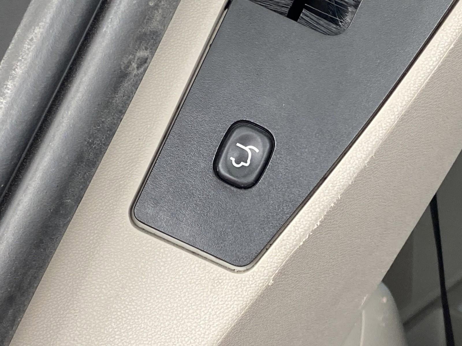 Used 2014 Chrysler Town & Country Touring image 15