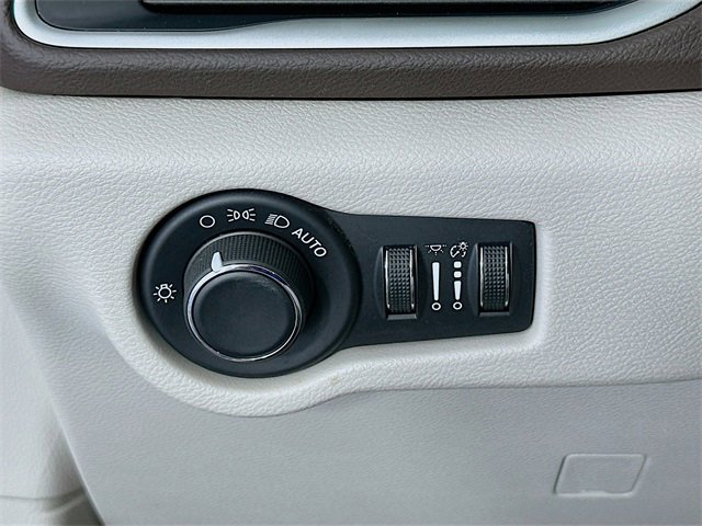 Used 2020 Chrysler Voyager LX image 10