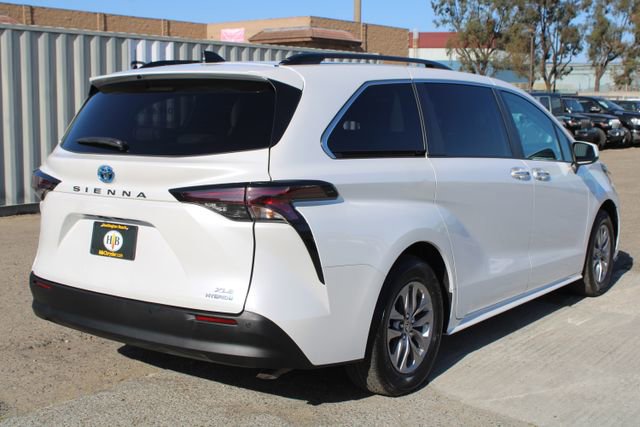 Used 2023 Toyota Sienna XLE w/ XLE Plus Package FWD image 4
