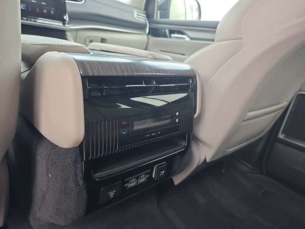 Used 2024 Jeep Wagoneer L Series II w/ Flexible Seating Group AWD/4WD image 13