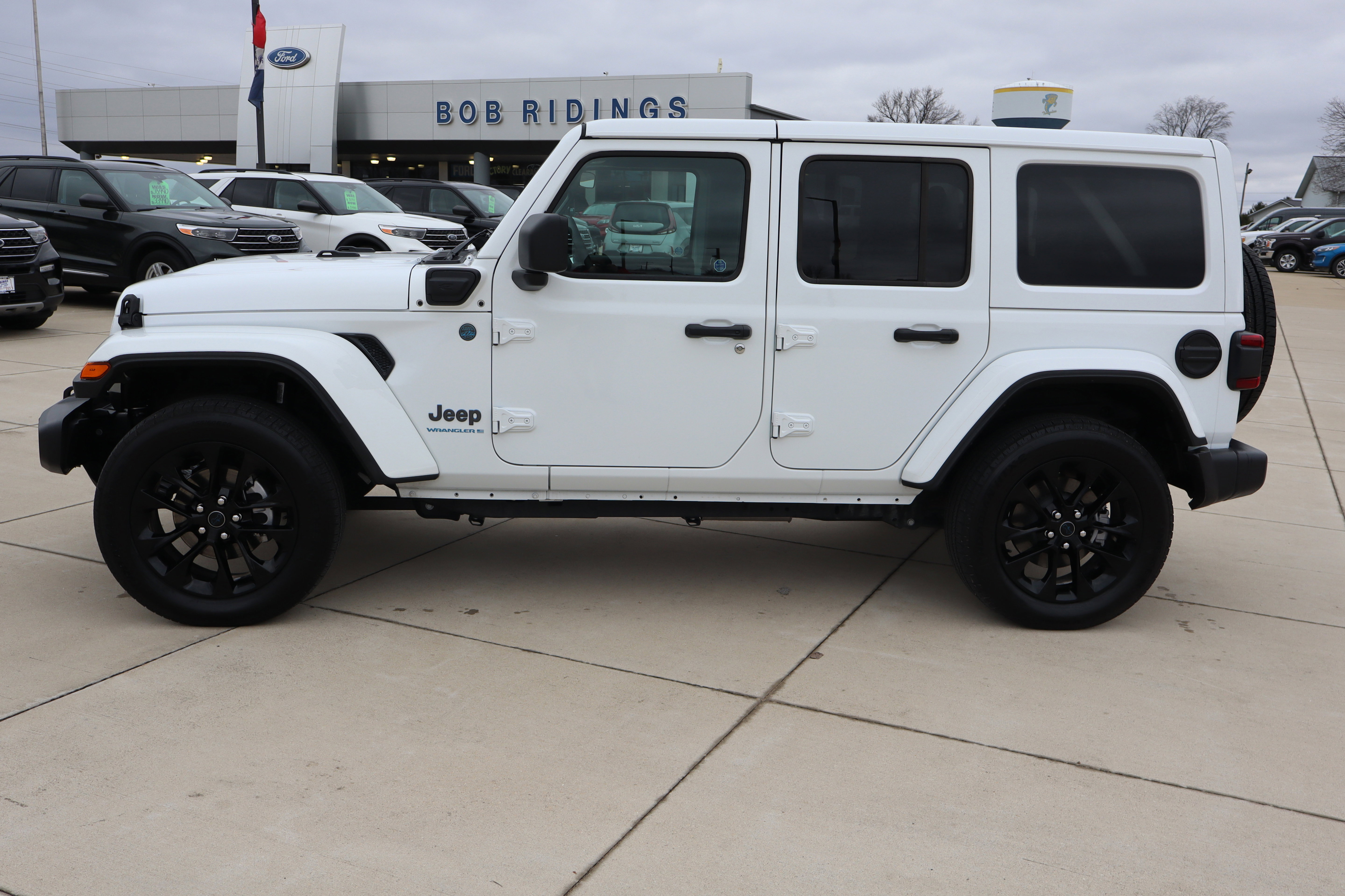 Used 2025 Jeep Wrangler Sahara w/ Safety Group image 8