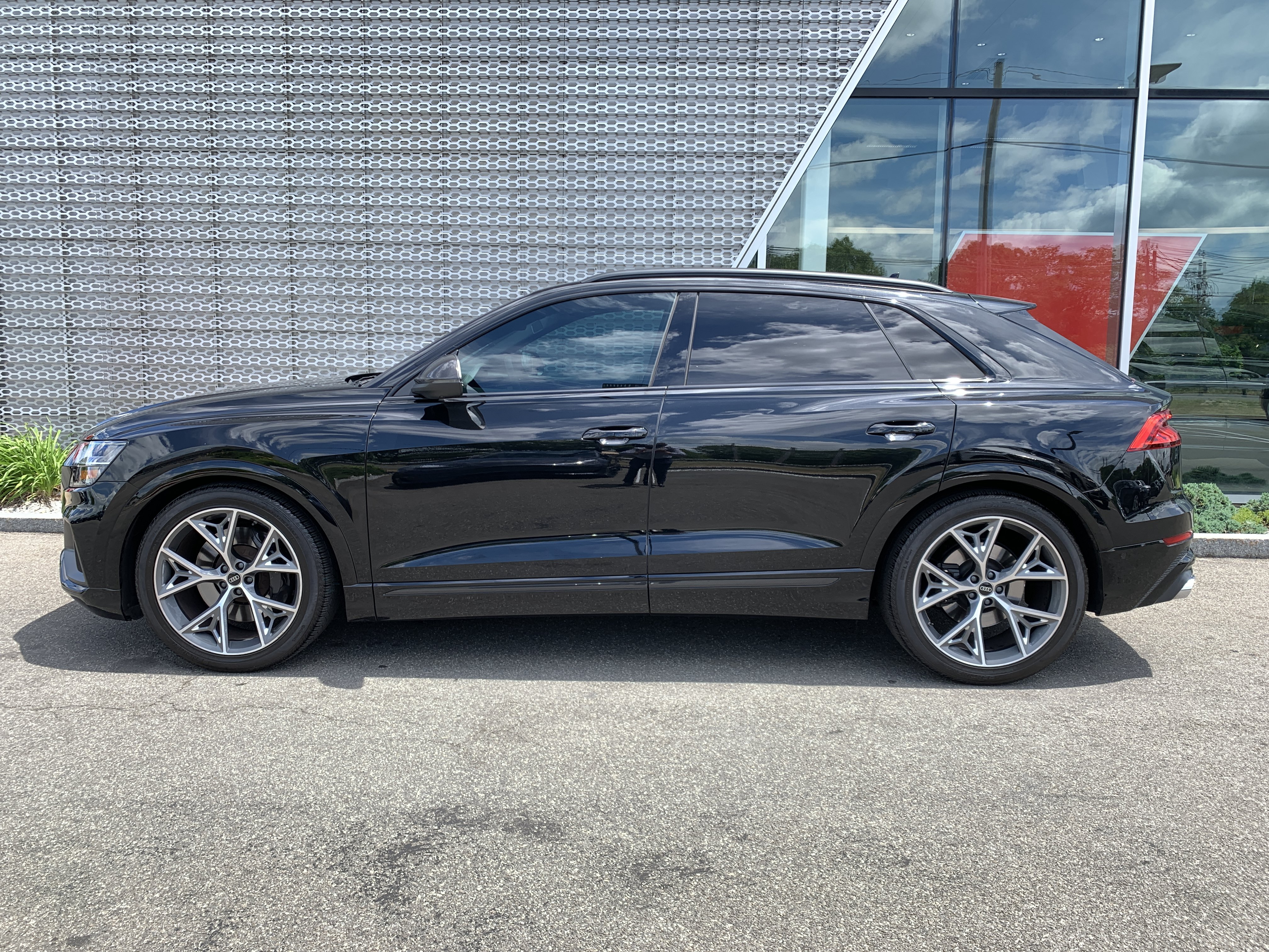 Certified 2023 Audi SQ8 Premium Plus w/ SQ8 Luxury Package AWD/4WD image 2
