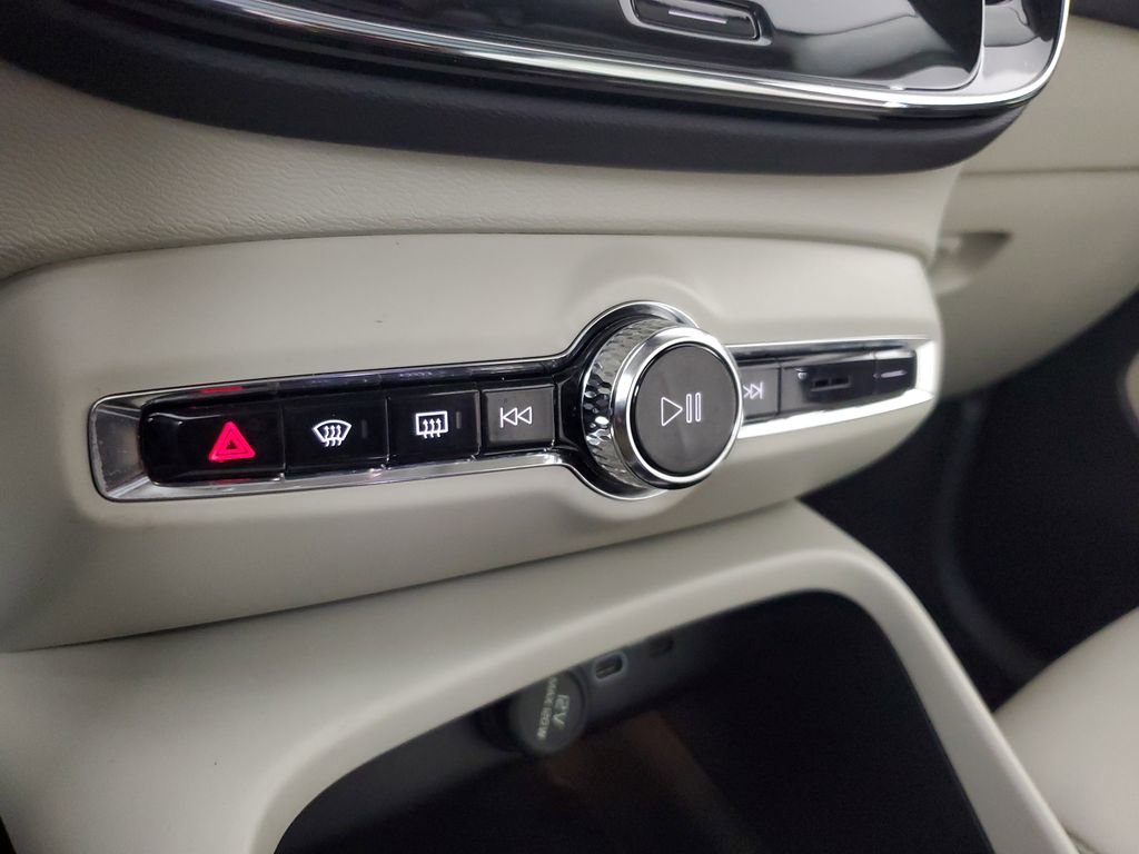 Certified 2024 Volvo XC40 B5 Plus w/ Climate Package AWD/4WD image 30