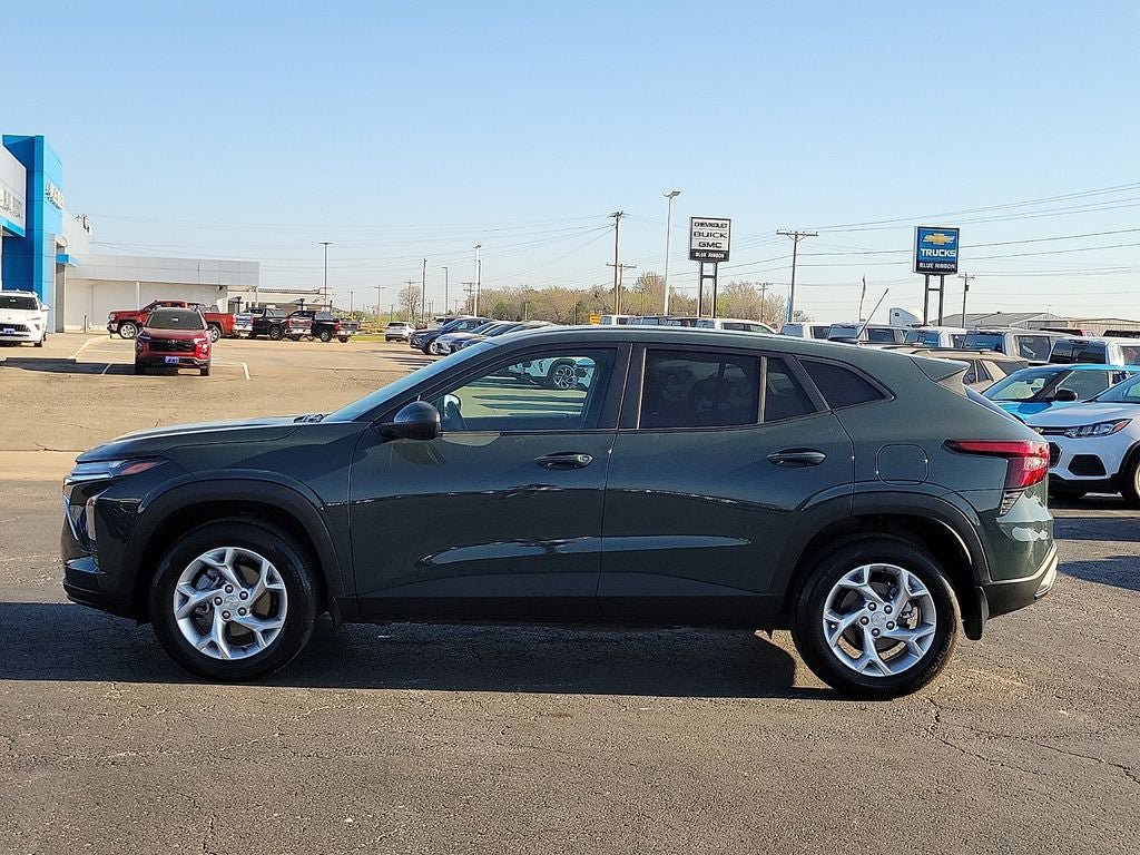 Used 2025 Chevrolet Trax LS w/ LS Convenience Package FWD image 3
