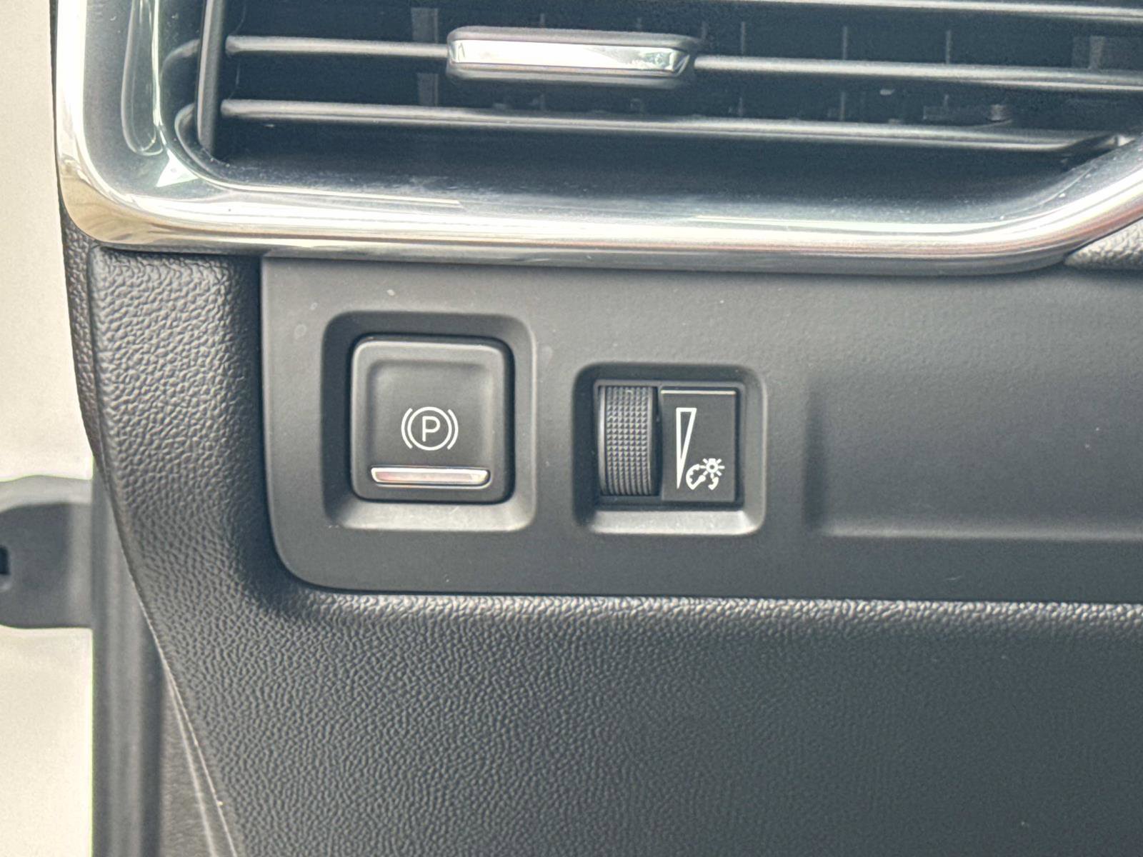 Used 2021 Cadillac XT4 Premium Luxury w/ Cold Weather Package image 18