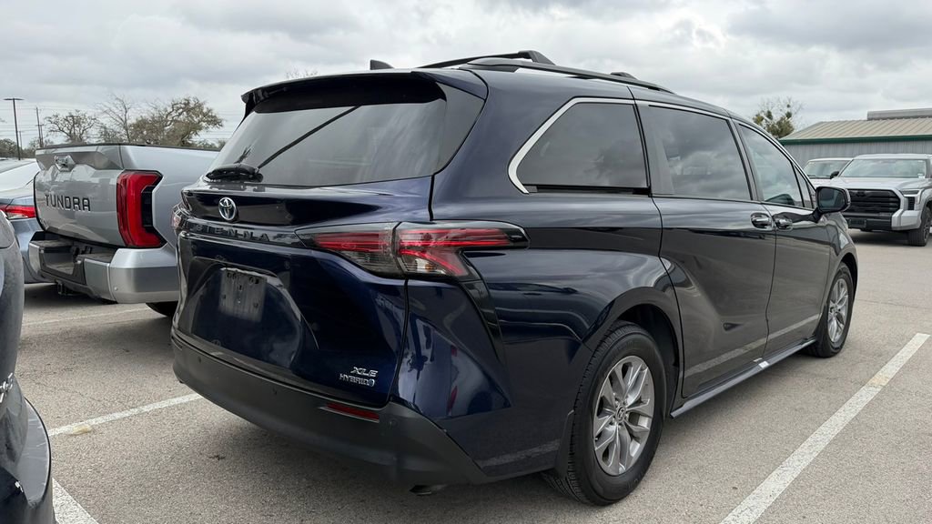 Certified 2022 Toyota Sienna XLE image 7