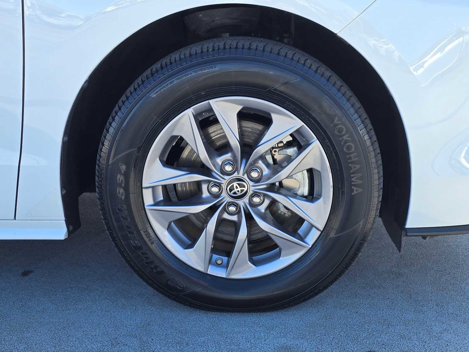 Certified 2025 Toyota Sienna LE FWD image 9