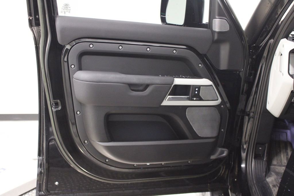 Used 2023 Land Rover Defender 130 SE image 14