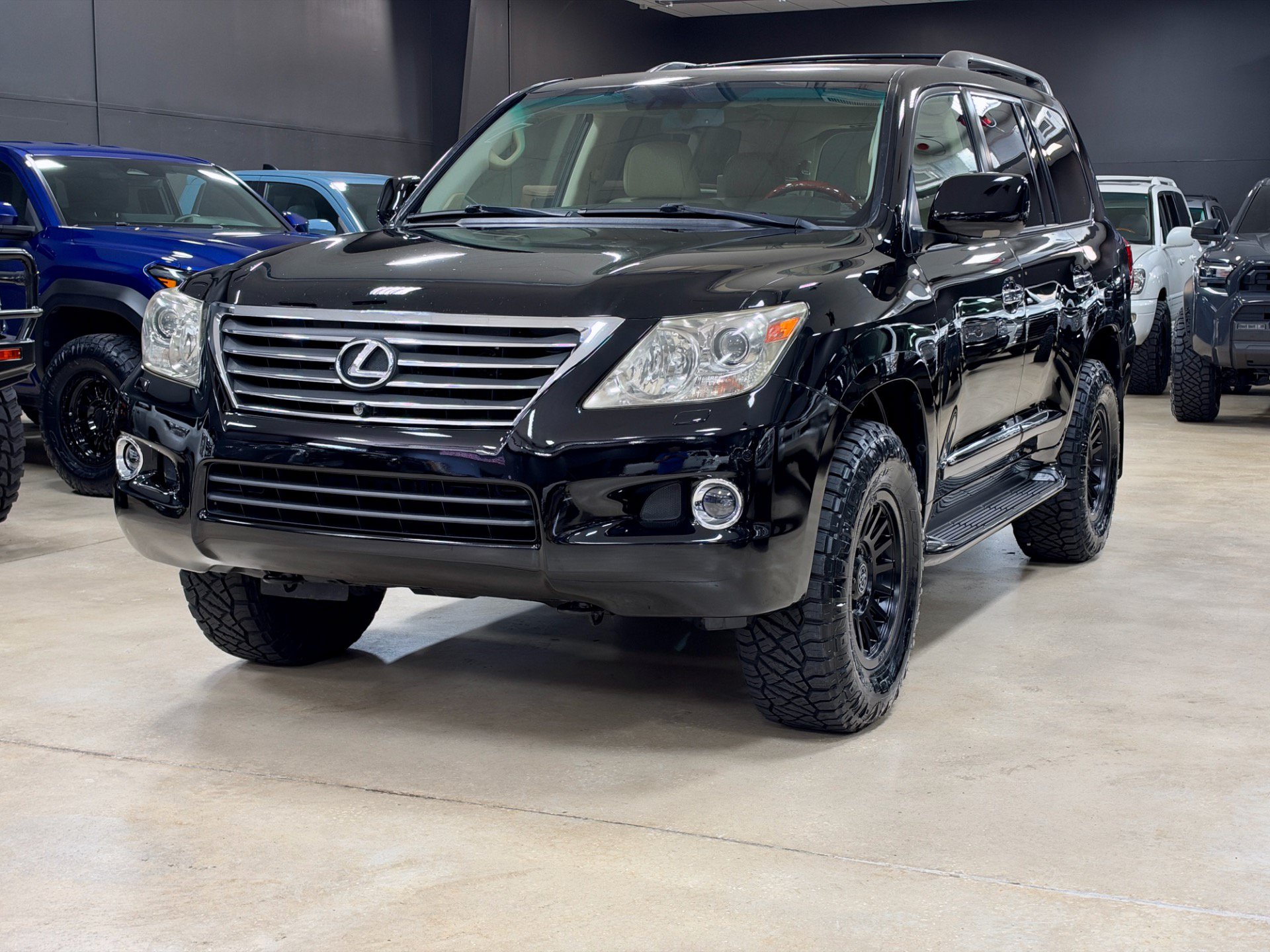 Used 2009 Lexus LX 570 4WD w/ Preferred Accessory Pkg image 2