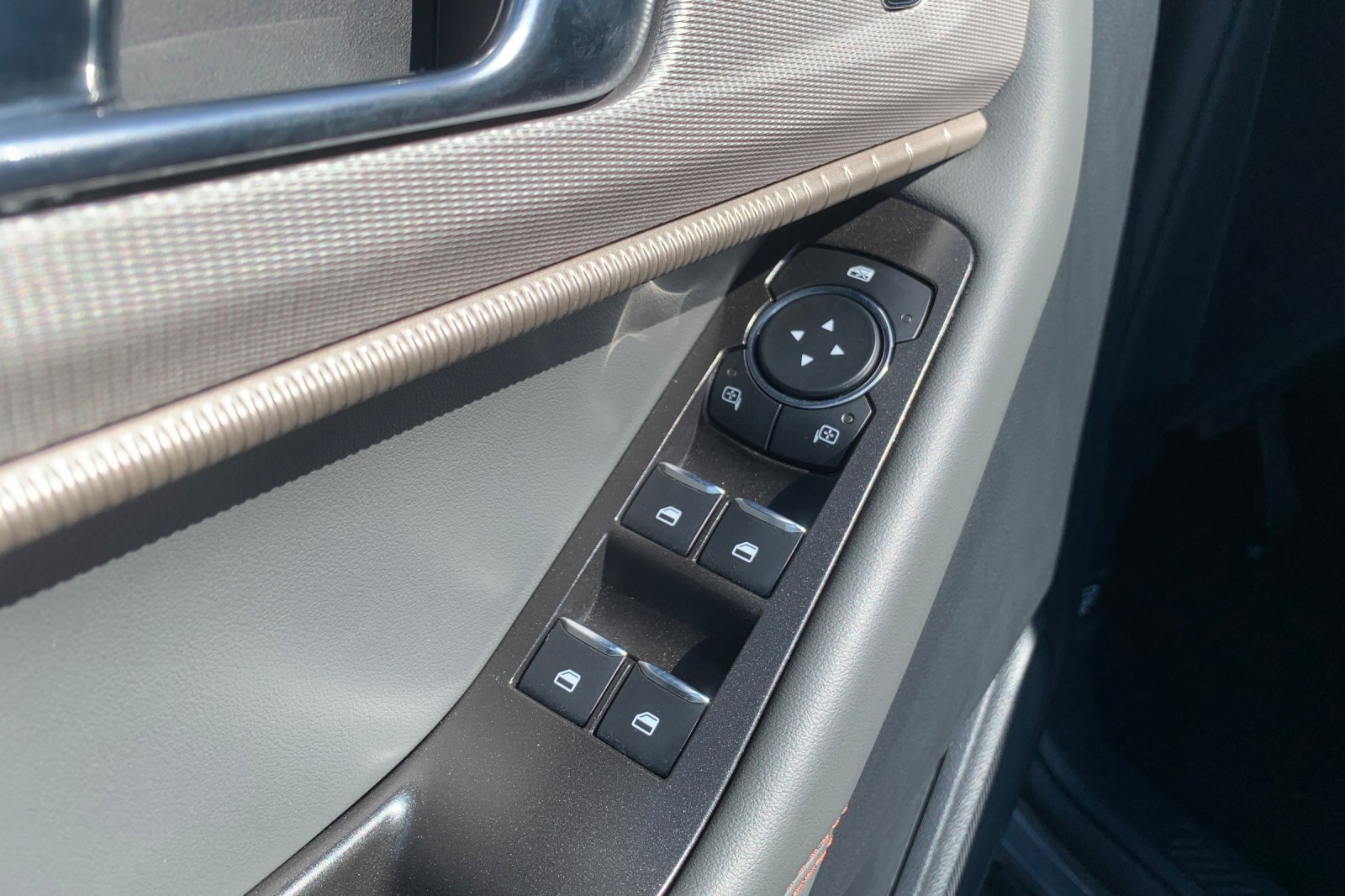Used 2025 Ford Explorer Active AWD/4WD image 14