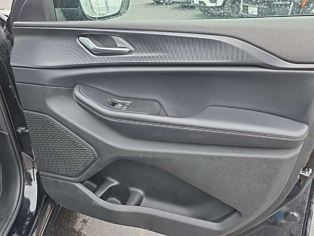 Used 2024 Jeep Grand Cherokee Laredo AWD/4WD image 48