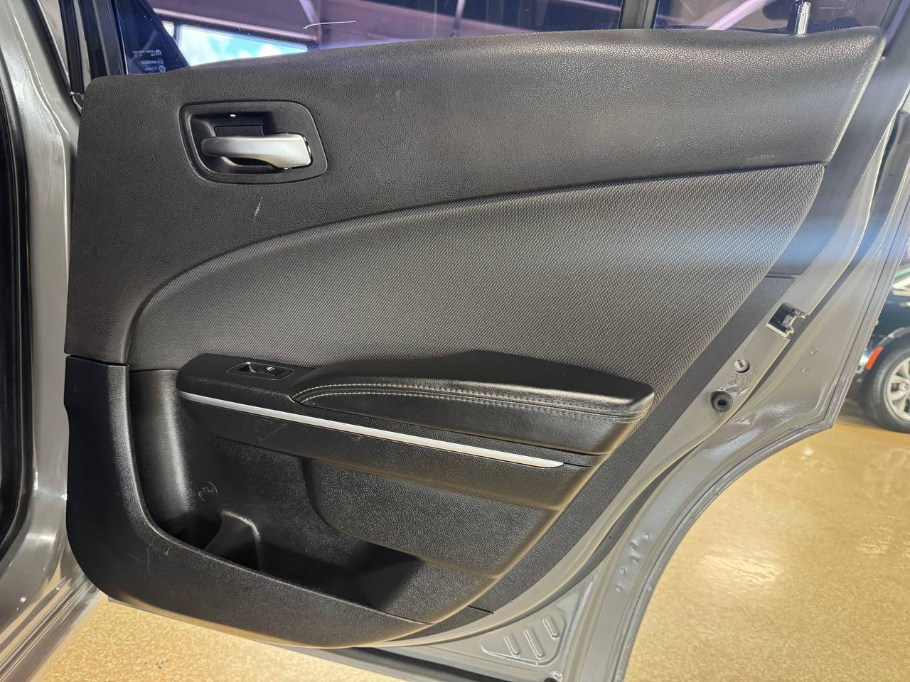 Used 2018 Dodge Charger SXT RWD image 12