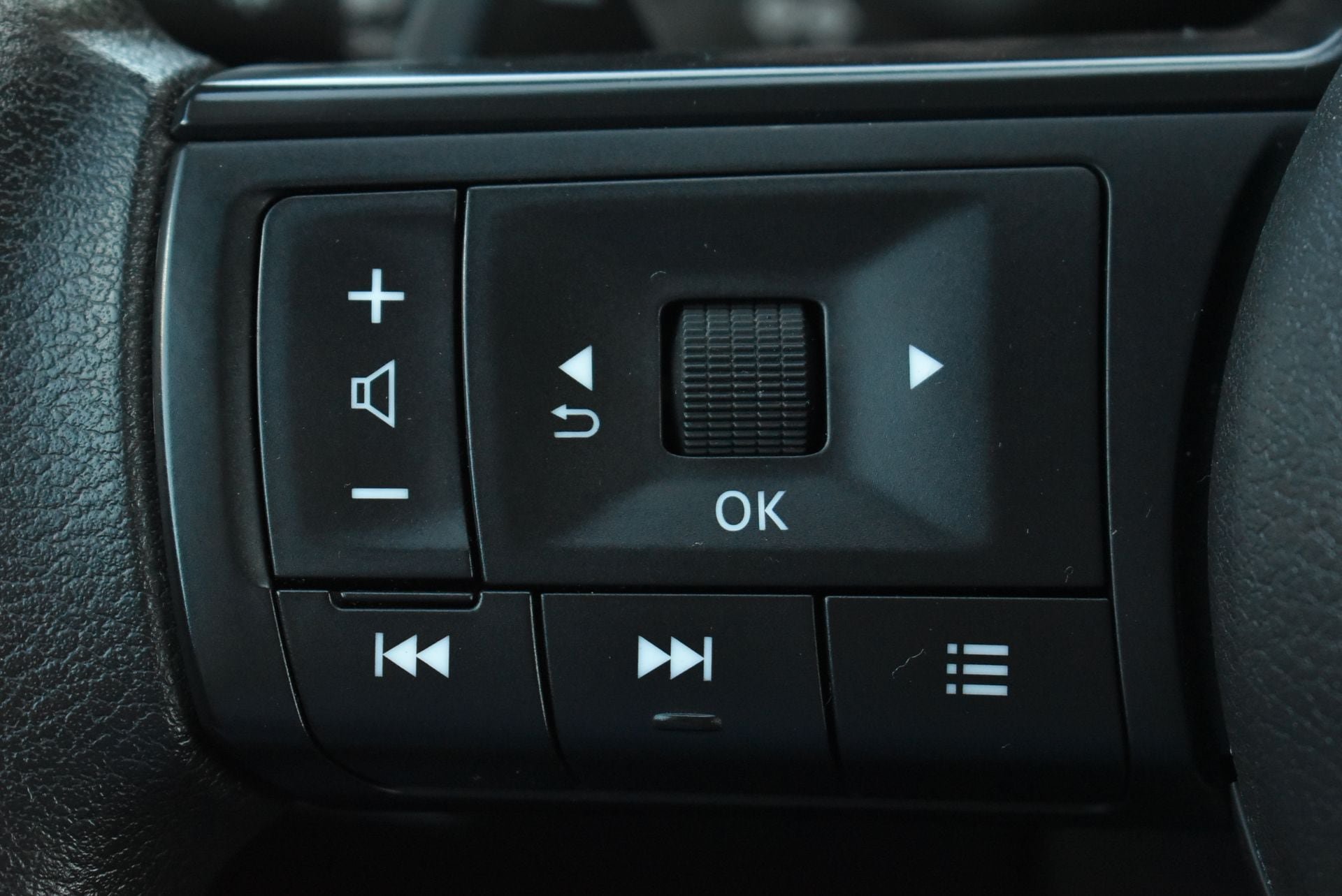 Used 2023 Nissan Rogue S AWD/4WD image 17
