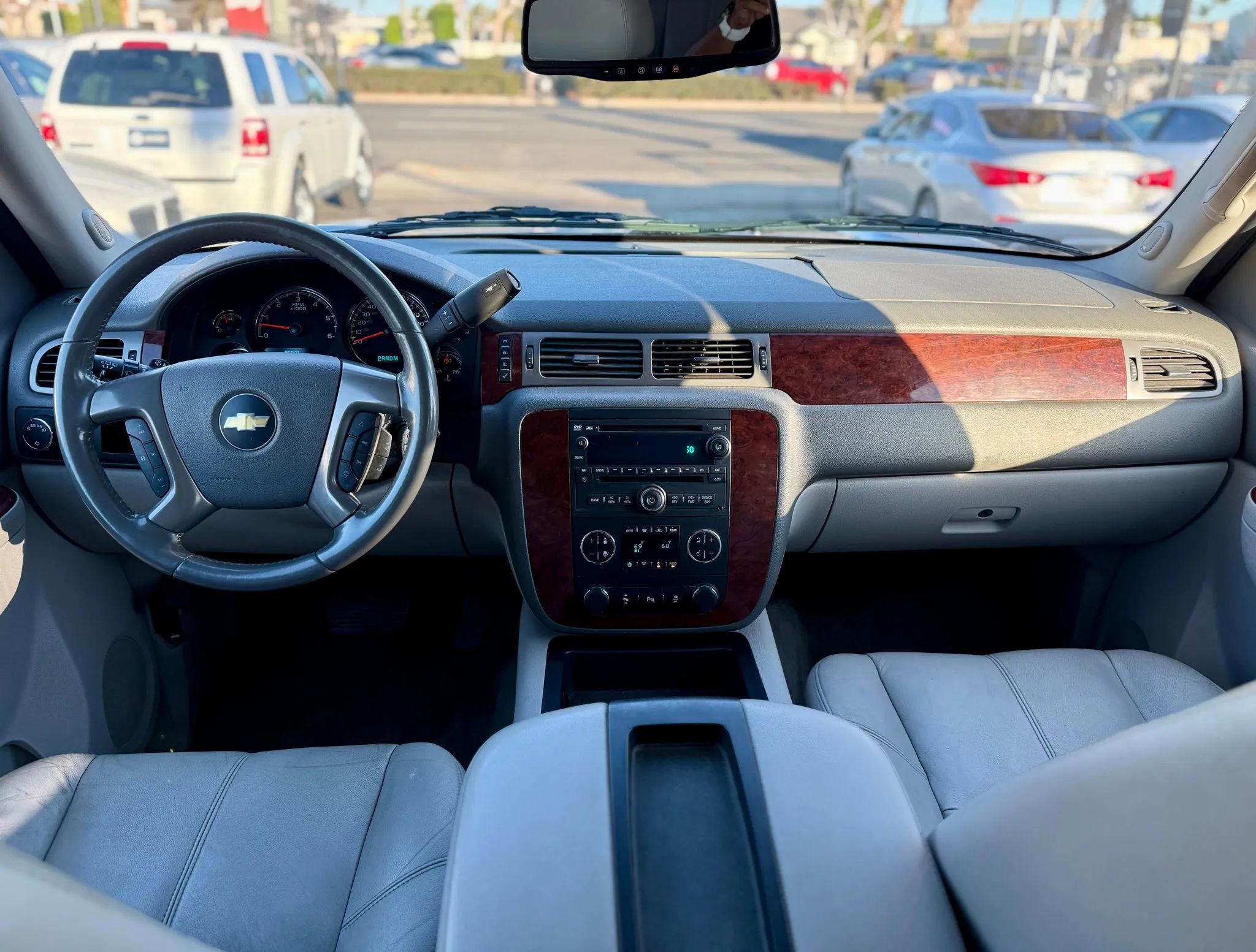 Used 2014 Chevrolet Suburban LT w/ Luxury Package image 16