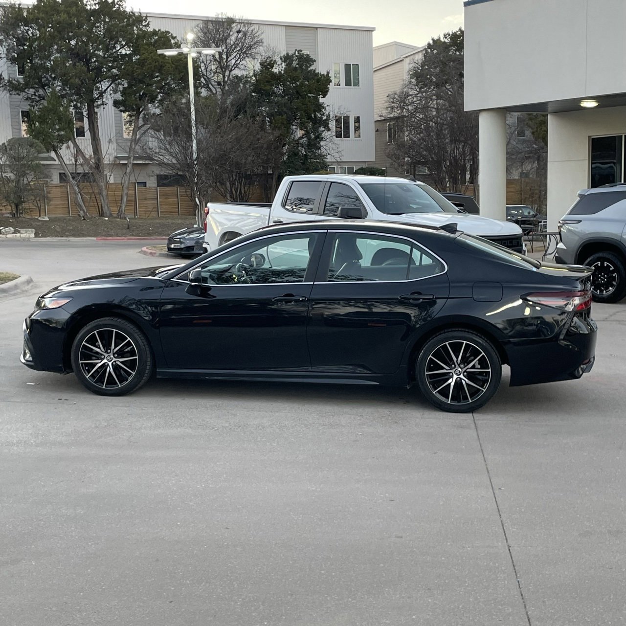 Used 2024 Toyota Camry SE image 3